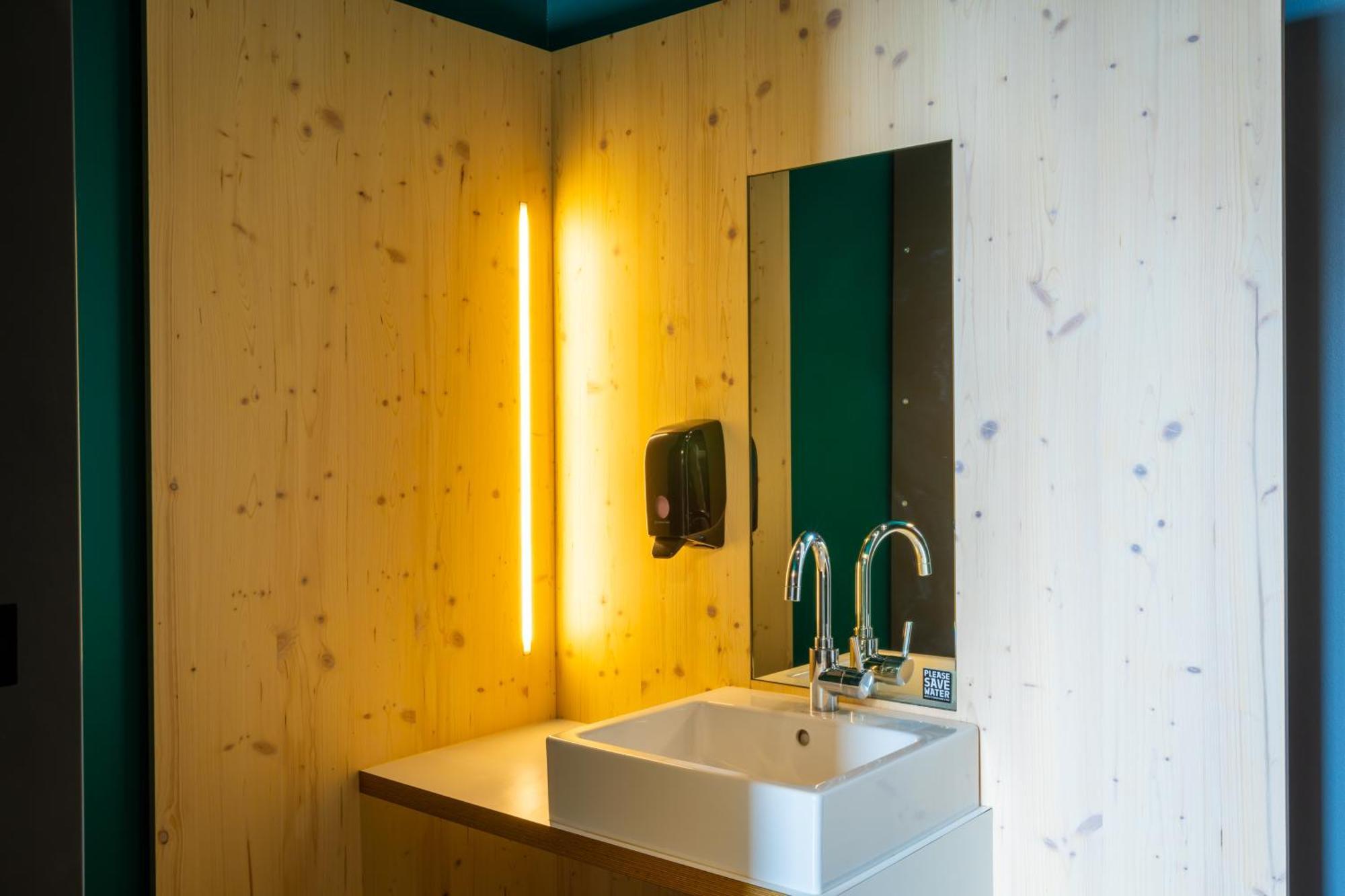 The People - Hostal Estrasburgo